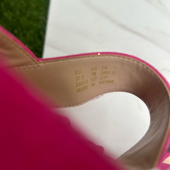 STUART WEITZMAN
Bandeau Block Heel Barbie Pink suede Leather size 7 - Picture 10 of 11